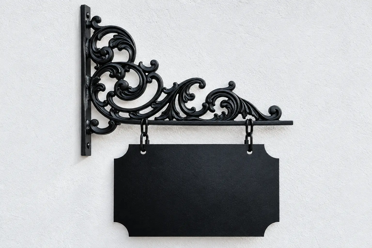 Soporte ornamental de pared con letrero colgante