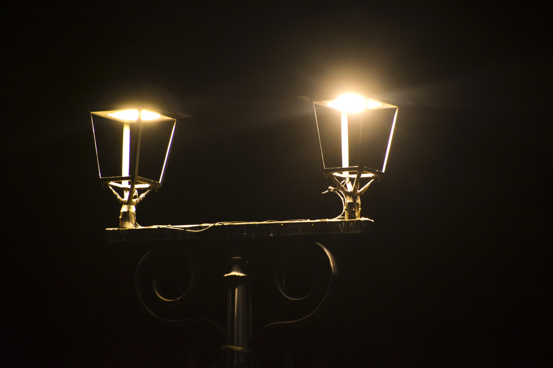 Farol doble de diseño especial encendido durante la noche