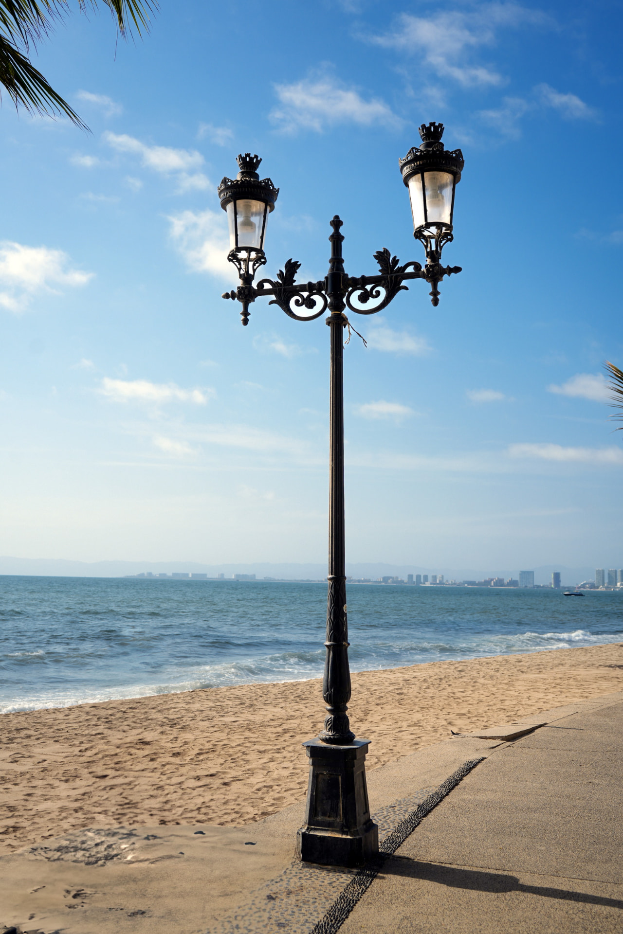 Poste de diseño especial con faroles ornamentales