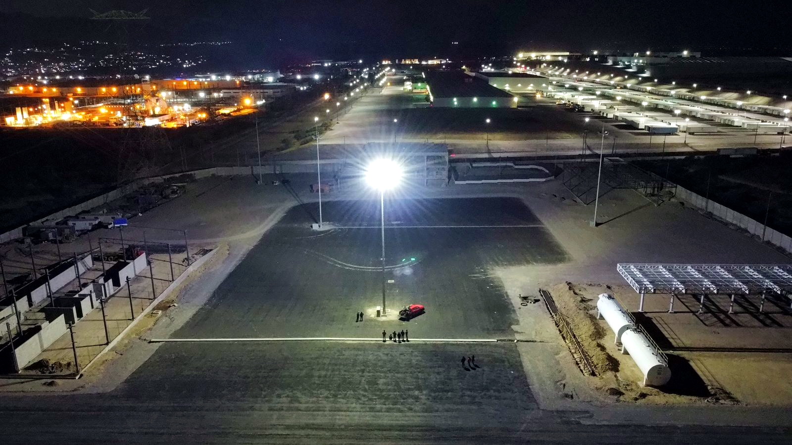 Proyecto de iluminación a gran escala durante la noche