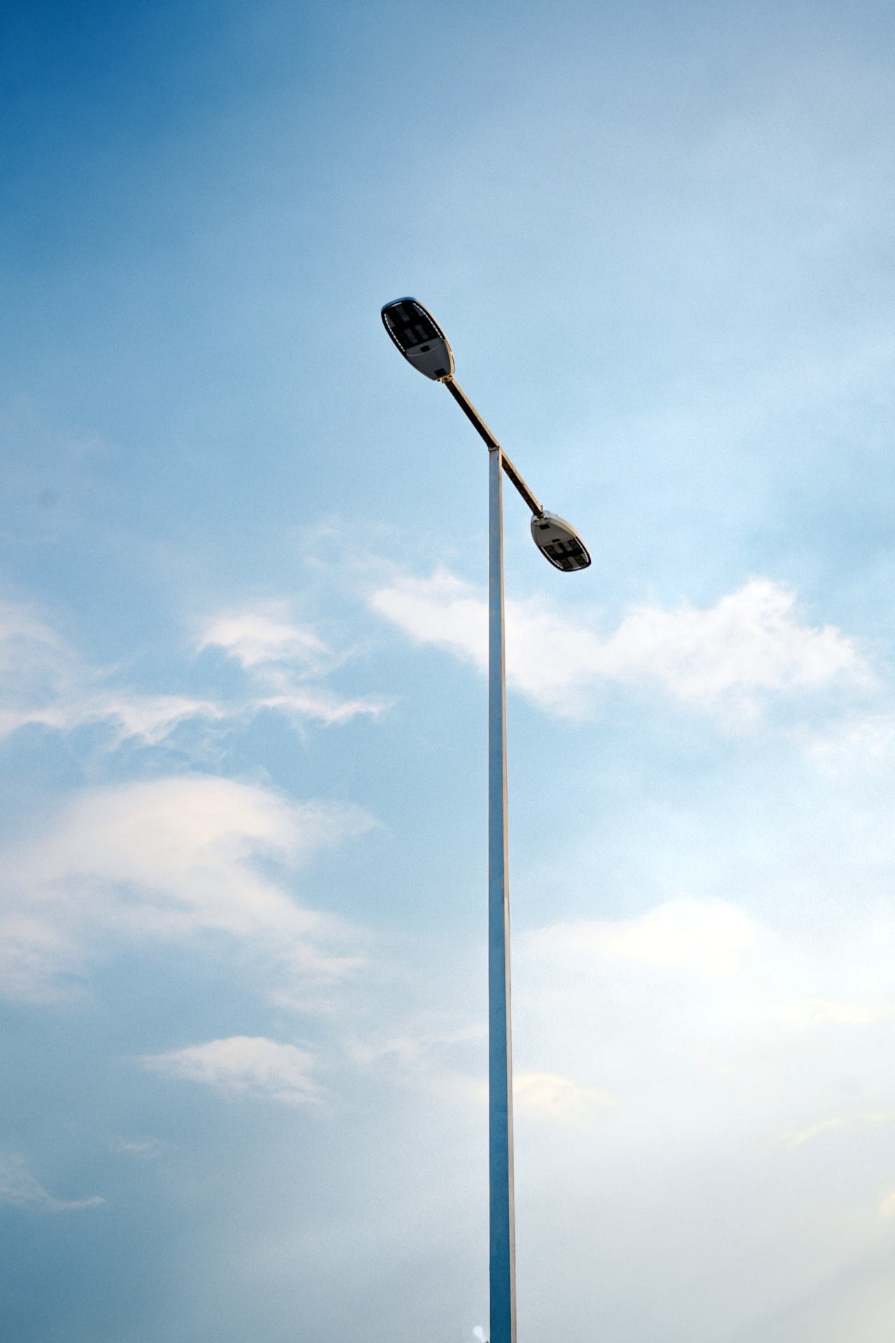 Poste de alumbrado público con dos luminarias