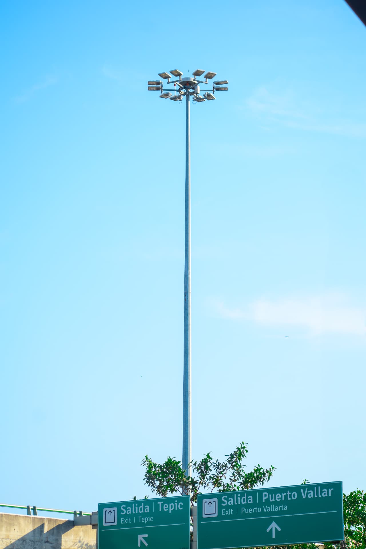 Superposte con luminarias en una vialidad