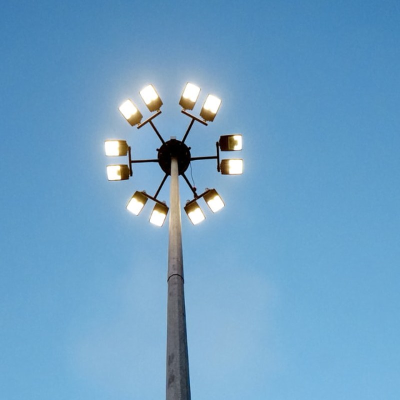 Superposte de acero para iluminación de grandes áreas