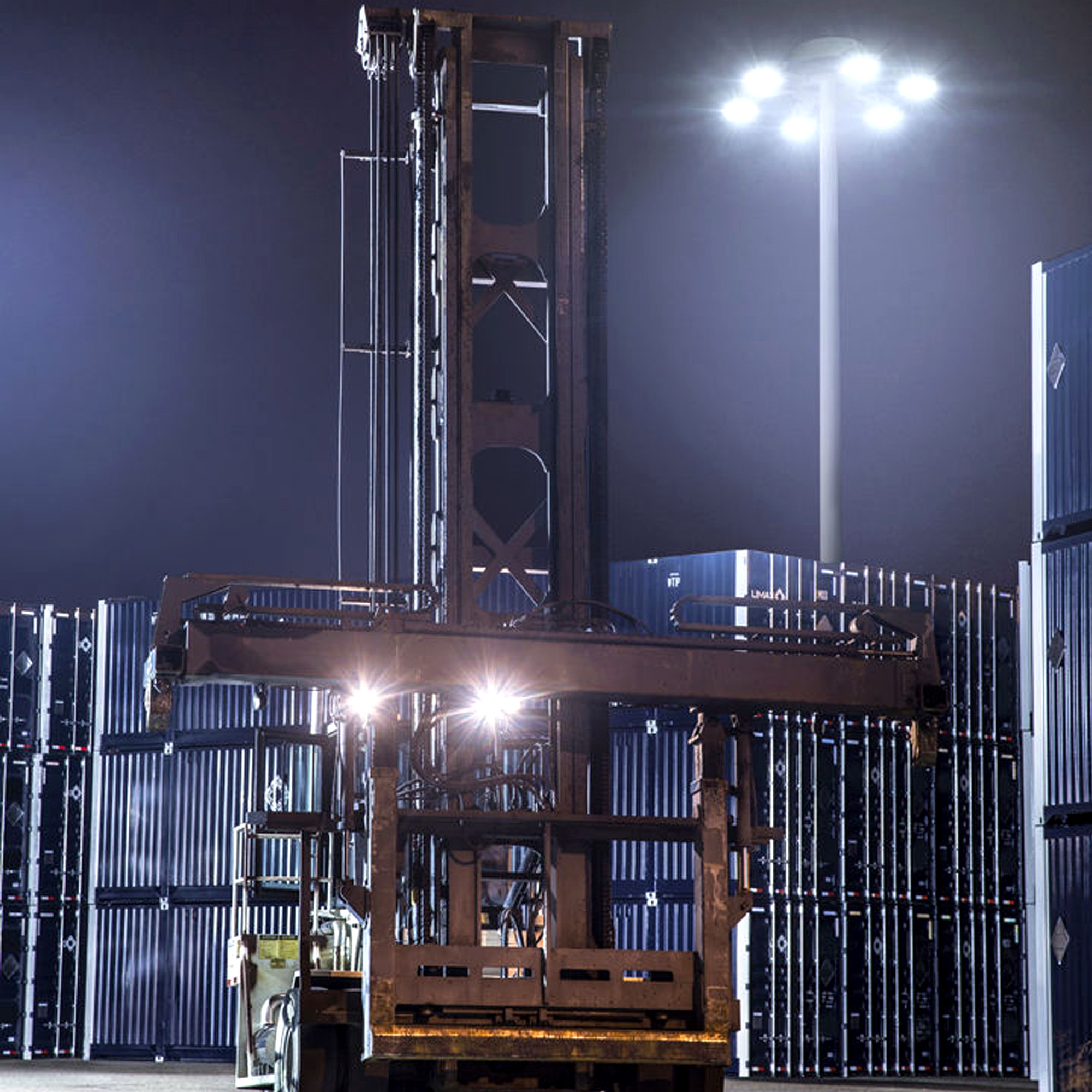 Estudio de iluminación aplicado: luminarias encendidas sobre un patio industrial