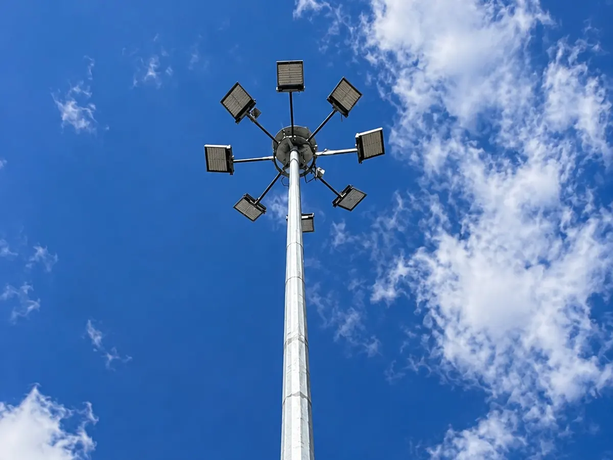Superposte de acero para iluminación de grandes áreas